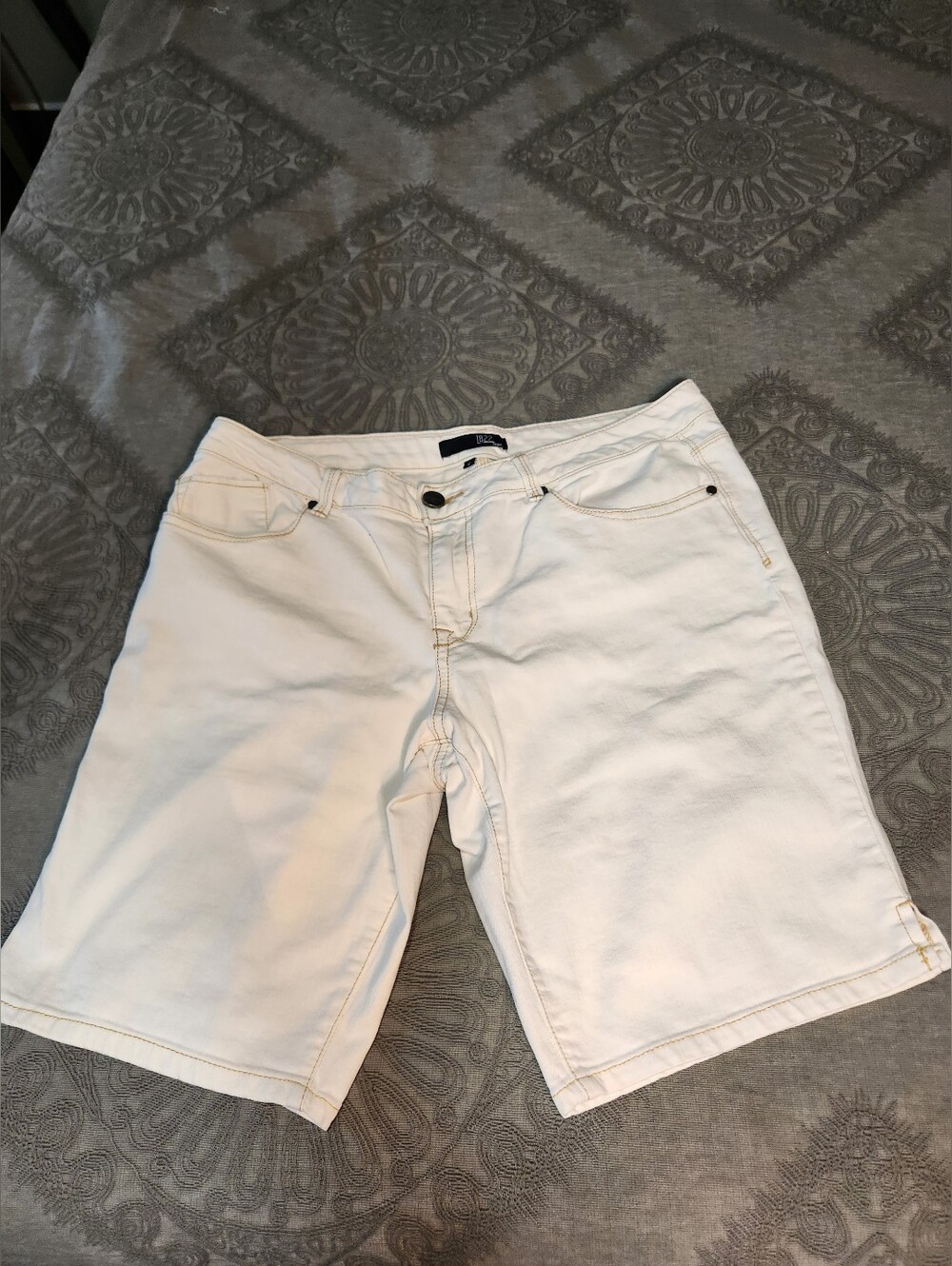 1822 Womens White Cotton Blend Casual Shorts